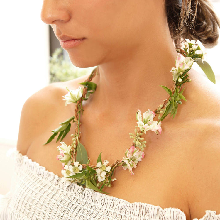 Huckleberry Make Your Own Fresh Flower Necklace